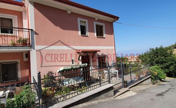 Casa indipendente a Santa Domenica Talao